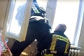 Dramatické zábery: Hrdinský hasič Tomas chytil ženu, ktorá skočila z okna!