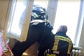 Dramatické zábery: Hrdinský hasič Tomas chytil ženu, ktorá skočila z okna!
