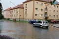 Nitranov zaskočil intenzívny lejak: Ulice sú po daždi zaplavené, autá po nich ledva prechádzajú