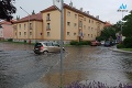 Nitranov zaskočil intenzívny lejak: Ulice sú po daždi zaplavené, autá po nich ledva prechádzajú