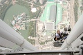Alain Robert sa pokúsil zliezť mrakodrap v Soule, dostal sa do polovice: Naháňačka s ochrankou