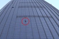 Alain Robert sa pokúsil zliezť mrakodrap v Soule, dostal sa do polovice: Naháňačka s ochrankou
