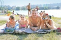 Horúčavy vytiahli k jazerám naháčov: Prekážajú vám na plážach nudisti?