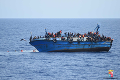 Zábery, z ktorých tuhne krv v žilách: Na mori sa prevrátila loď plná migrantov!