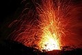 Na Havaji vybuchla sopka: Kus lávy trafil muža na balkóne