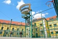 Ľudia v Leopoldove sa sťažujú: Kameňom úrazu však nie je samotná väznica...