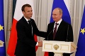 Macron a Putin sa stretli v Petrohrade: Takto ruský prezident zareagoval na zrušený summit USA - KĽDR