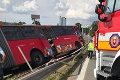 Nehoda v Bratislave: Autobus MHD prerazil zvodidlá, cestujúcich museli ošetriť!