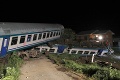 Vlak vrazil do kamióna uviaznutého na koľajach: Zomreli dvaja ľudia