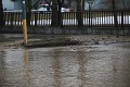 Vo Vrakuni prasklo vodovodné potrubie: Voda podmyla cestu, ktorá sa následne prepadla