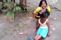 Video, ktoré rodičom naženie hrôzu: Dievčatká sa vozia na plazovi, ktorý dokáže jedným stiskom zabiť