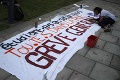 V čase skúšok zablokovali vstupy do škôl: Francúzski študenti protestujú proti novému zákonu