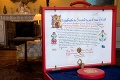 Kráľovná odobrila sobáš Harryho a Meghan na gýčovej listine: Tajomstvo Alžbetinho podpisu!