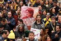 Vyše 100 zranených po protestoch v Katalánsku, medzi nimi aj policajti: Ľudia do nich hádzali vajcia či fľaše
