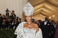 Najbizarnejšie róby z Met Gala 2018: Rihanna sa inšpirovala pápežom, známy herec prišiel ako Ježiš!