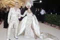 Najbizarnejšie róby z Met Gala 2018: Rihanna sa inšpirovala pápežom, známy herec prišiel ako Ježiš!