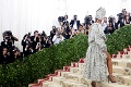 Najbizarnejšie róby z Met Gala 2018: Rihanna sa inšpirovala pápežom, známy herec prišiel ako Ježiš!