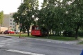 Hrozivá nehoda v Bratislave: Autobus MHD sa svojvoľne pohol a demoloval všetko, čo mu prišlo do cesty
