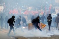 Nepokojné demonštrácie v Paríži: Anarchisti podpálili prevádzku McDonald's, zranili sa 4 ľudia