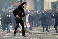 Nepokojné demonštrácie v Paríži: Anarchisti podpálili prevádzku McDonald's, zranili sa 4 ľudia