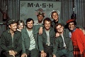 Kultové postavy zo seriálu MASH sa opäť stretli: Takto vyzerajú Klinger a Šťabajzňa po 35 rokoch