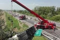 Smrteľná nehoda na D1: Slovenskí hasiči nedokázali odčerpať benzín z cisterny, požiadali o pomoc Čechov