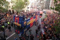 Hráči Barcelony oslavovali majstrovský titul v uliciach mesta: Zo strechy autobusu zneli chorály!