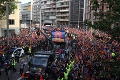 Hráči Barcelony oslavovali majstrovský titul v uliciach mesta: Zo strechy autobusu zneli chorály!
