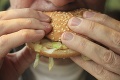 Anita kúpila svojmu synovi burger: Keď do neho zahryzol, z odporného nálezu ho naplo!