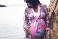 Nový trend medzi budúcimi mamičkami: Tehotenské brušká premieňajú na umelecké diela