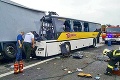 Tragická nehoda autobusu a kamióna na R1: V nemocniciach zostáva päť zranených