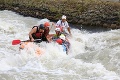 Rodičia s tromi deťmi sa z raftu prevrátili do prudkej rieky: Telo matky (†37) vytiahli z vody