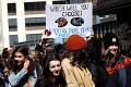 Študenti amerických škôl vyšli do ulíc: Dátum masívnej demonštrácie skrýva v sebe hlboké posolstvo!