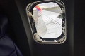 Dráma na palube! Lietadlu explodoval motor a rozbil jedno okno: Pasažierku tlak vytiahol von!