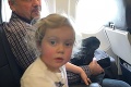 Cestujúcich v lietadle terorizovalo hysterické dieťa: Z toho, čo s ním urobil tento muž, šalie celý internet!
