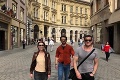 Slnečné lúče vylákali do mesta slovenské celebrity: Spoznali by ste tohto herca na ulici?!