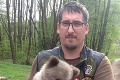 Ochranár zachraňoval mláďa našej najväčšej šelmy: Prečo medvedík ostal v lese sám