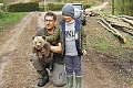 Ochranár zachraňoval mláďa našej najväčšej šelmy: Prečo medvedík ostal v lese sám