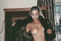 Kim Kardashian si na najnovšej fotke drží prsia, fanúšikovia zúria: Uvidíte odraz v zrkadle, pochopíte!