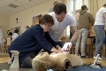 Študenti učili nevidiacich z Levoče prvú pomoc: Keď to medička Simona sledovala, ostala prekvapená!
