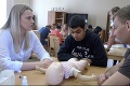 Študenti učili nevidiacich z Levoče prvú pomoc: Keď to medička Simona sledovala, ostala prekvapená!