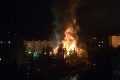 Horí v areáli bývalej školy, strecha sa už zrútila: Pri mohutnom požiari zasahuje takmer 40 hasičov