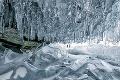 Ruský fotograf objavuje jaskyne na Bajkale: Ľadové kráľovstvo