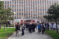 Poplach na bratislavskej univerzite: Študentov museli evakuovať, zasahovali desiatky hasičov