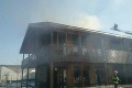 Požiar v športom komplexe v Šamoríne: S plameňmi bojujú desiatky hasičov