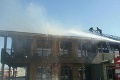 Požiar v športom komplexe v Šamoríne: S plameňmi bojujú desiatky hasičov