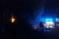 V Žiline hasia rozsiahly požiar haly s papierom: Oheň sa rozšíril na strechu, tá sa prepadla!