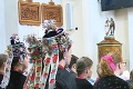 Party v slovenskom kostole! Dedinčania sa poriadne čudovali, keď uvideli, čo majú mladé dievčatá na hlavách