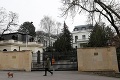 Termín splnili v hodine dvanástej: Traja vyhostení ruskí diplomati odišli z Česka