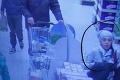 Lekárka nakupovala v Partizánskom, okradli ju o 5800 eur: Kamera zachytila podozrivú dvojicu!